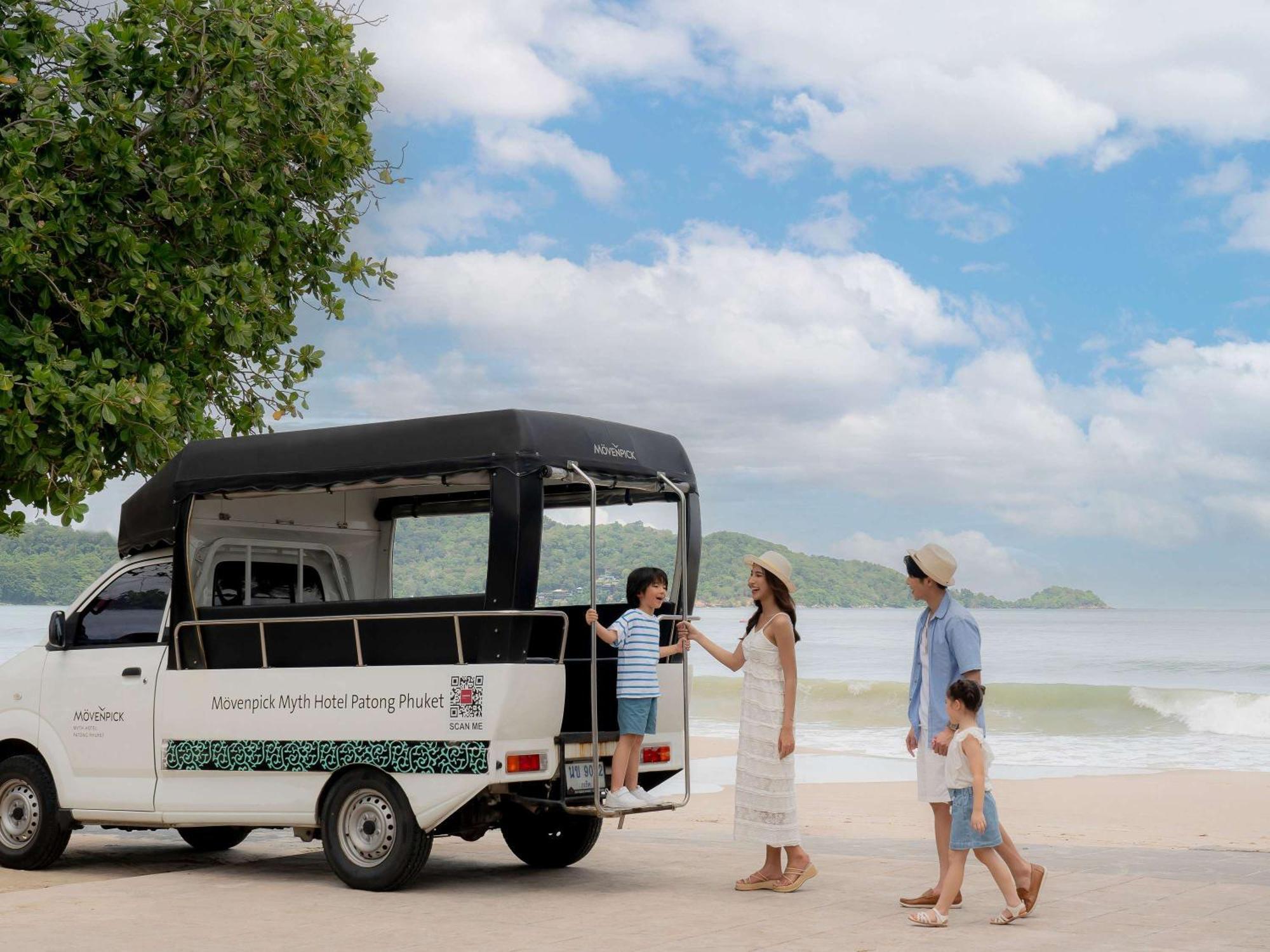 Moevenpick Myth Hotel Patong Phuket Exteriér fotografie Family at the beach