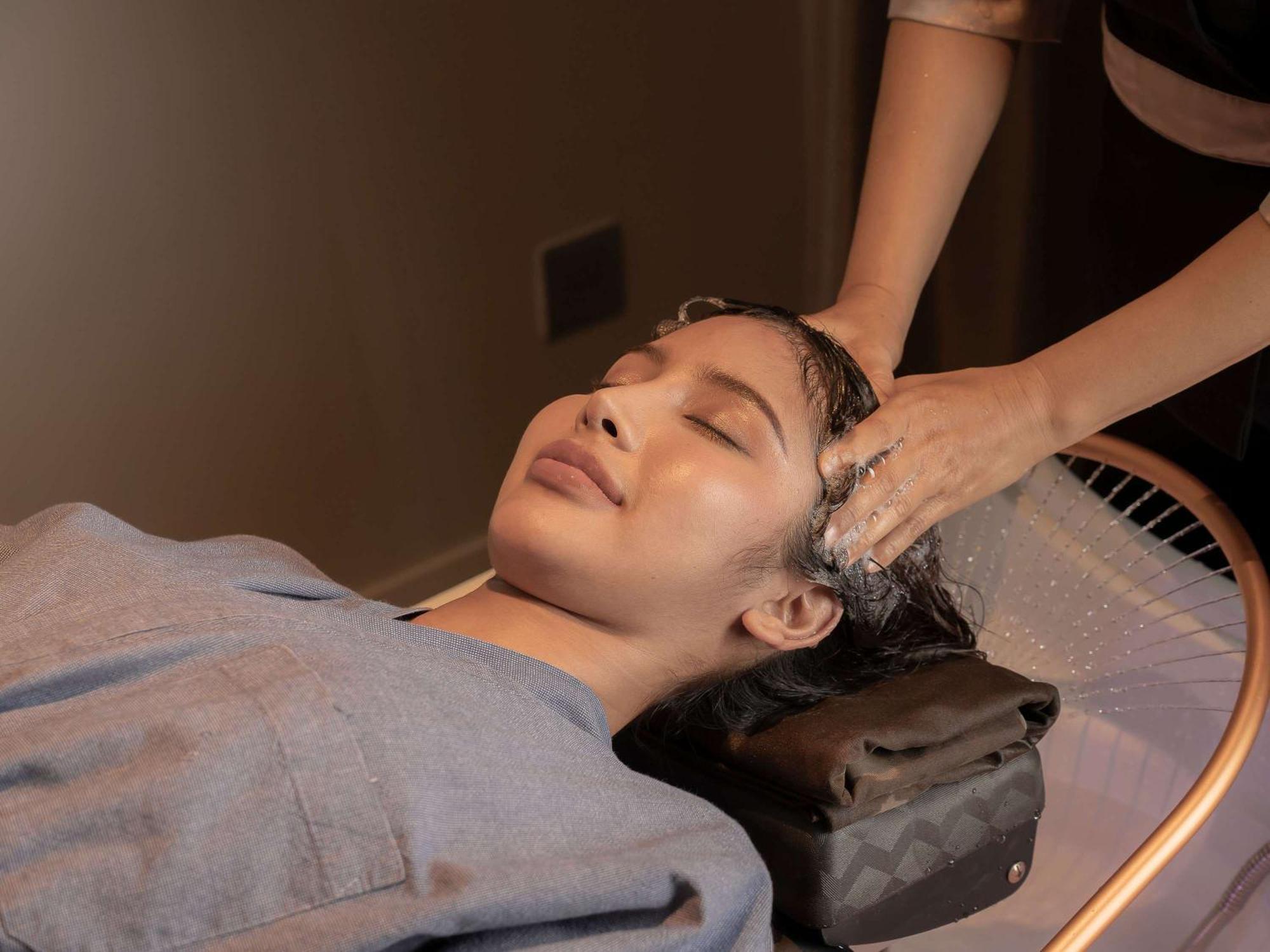 Moevenpick Myth Hotel Patong Phuket Exteriér fotografie A woman receiving a head massage
