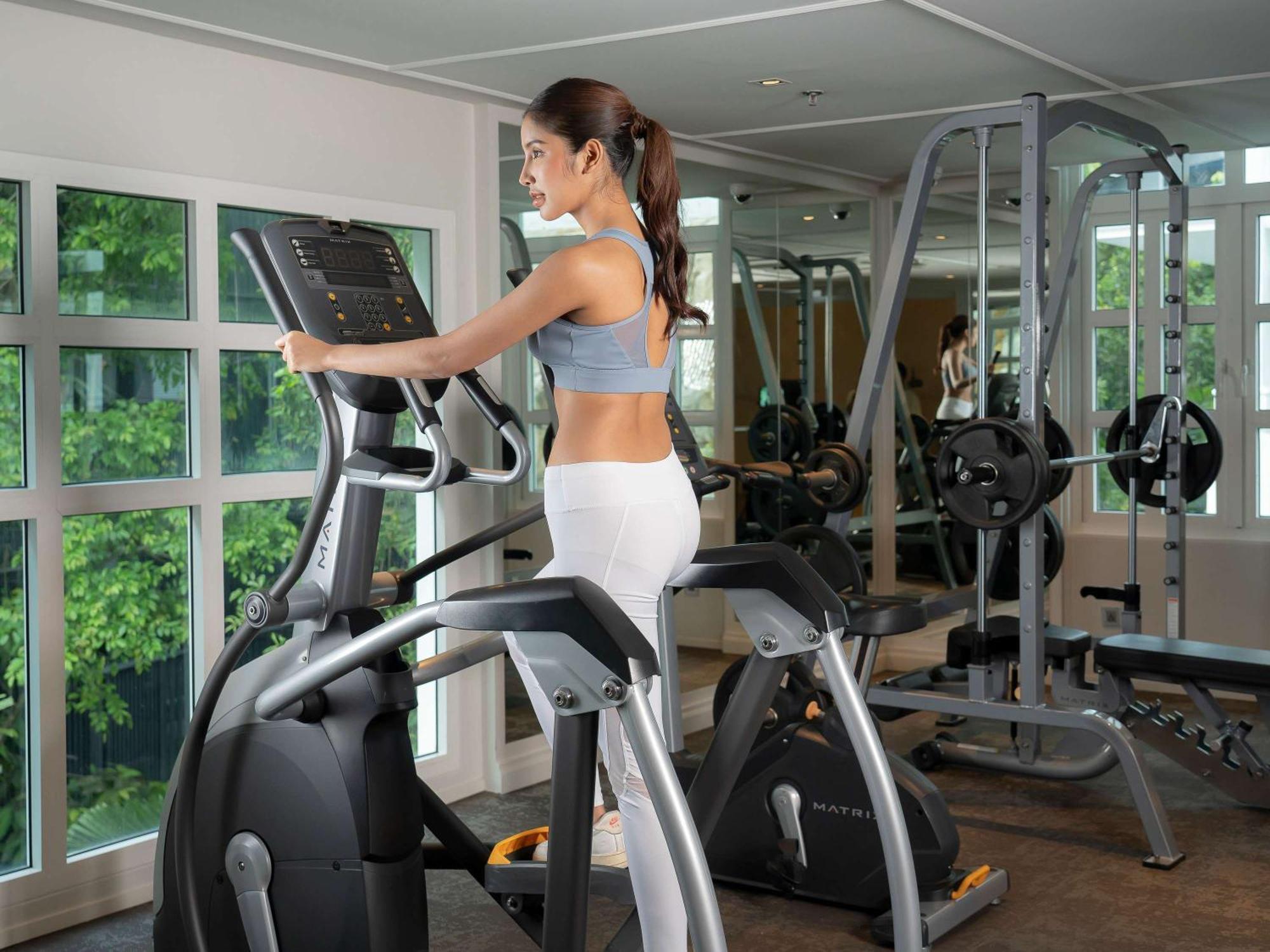 Moevenpick Myth Hotel Patong Phuket Exteriér fotografie A woman on a cross trainer