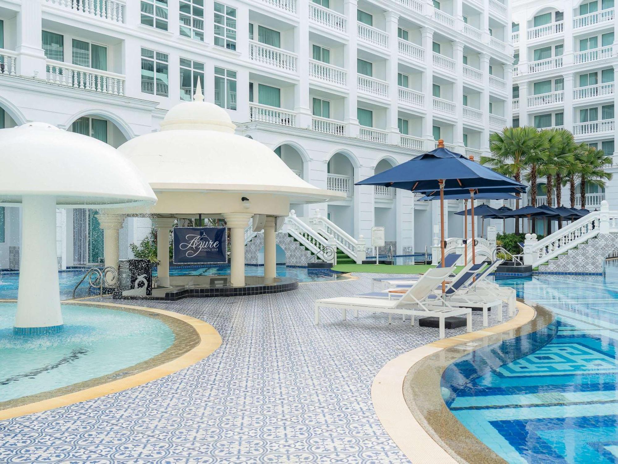 Moevenpick Myth Hotel Patong Phuket Exteriér fotografie The pool at The Royal