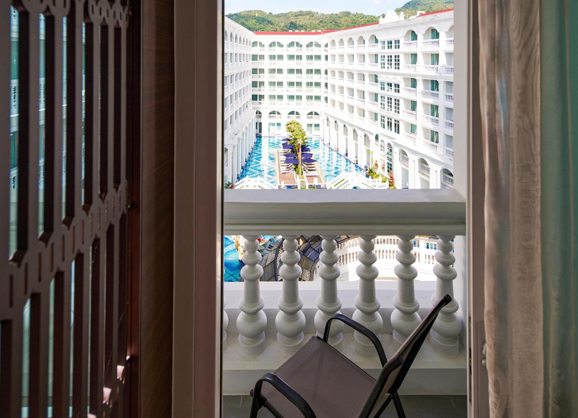 Moevenpick Myth Hotel Patong Phuket Exteriér fotografie A view of the resort from a guest room