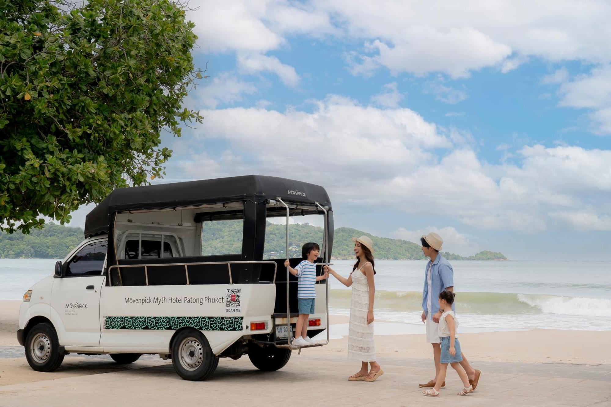 Moevenpick Myth Hotel Patong Phuket Exteriér fotografie Family at the beach