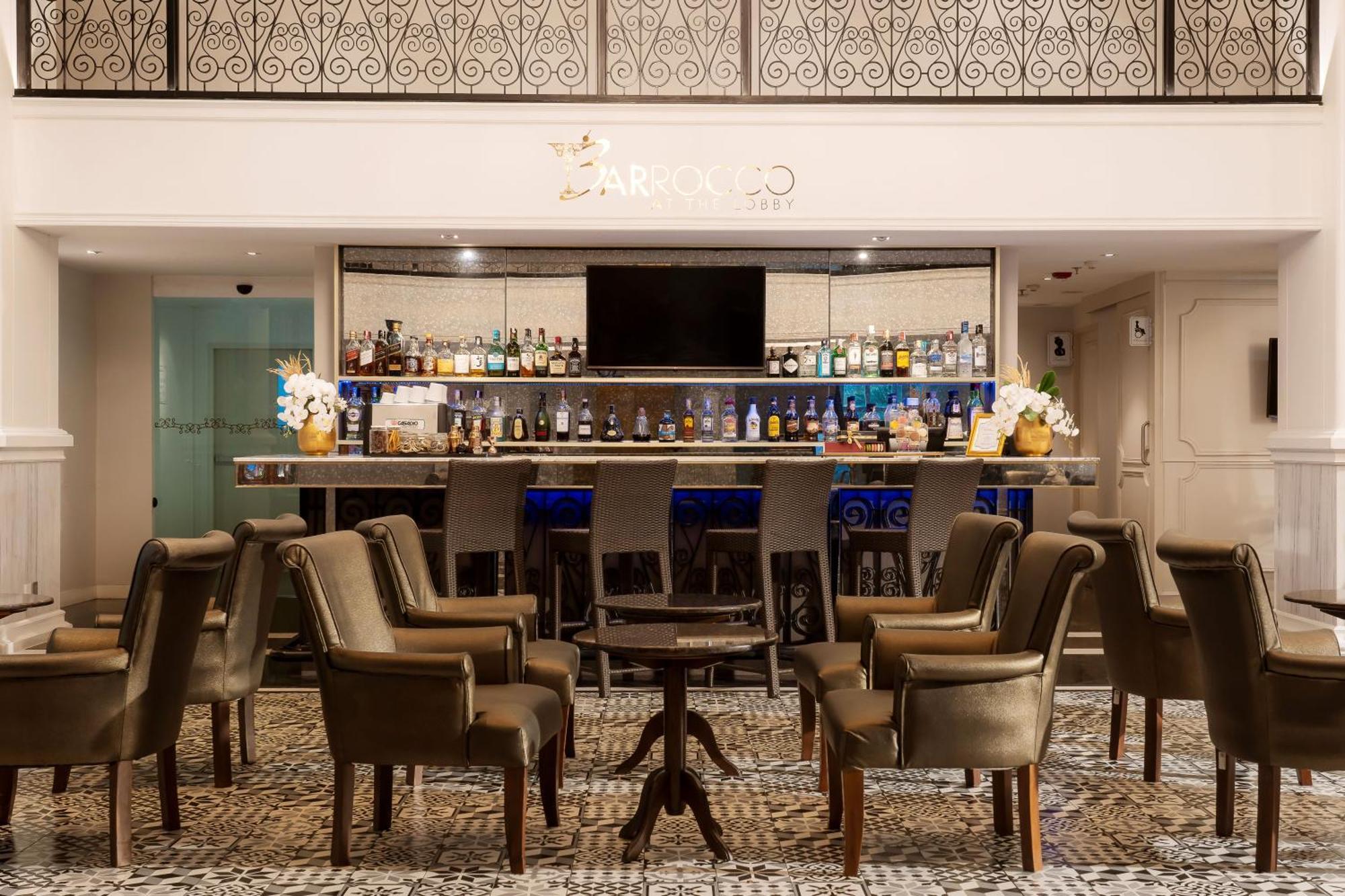 Moevenpick Myth Hotel Patong Phuket Exteriér fotografie The bar at the hotel