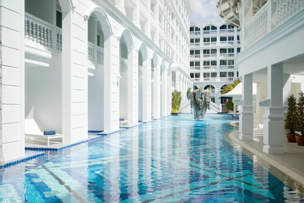 Moevenpick Myth Hotel Patong Phuket Exteriér fotografie The pool at the E&O 88